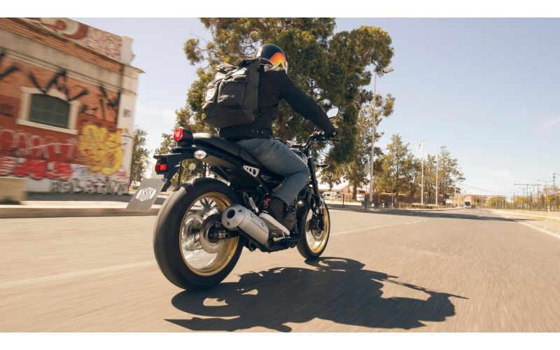 9 idées de Pose moto homme  moto, motard, hommes en moto
