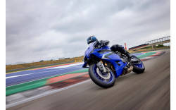 YAMAHA Moto sportive R9 2025