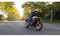 YAMAHA Moto Custom XSR900 2025