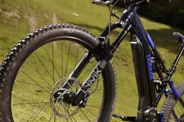 Fourche RockShox du vélo électrique Yamaha Moro 07 2022 Velo electrique Yamaha Moro 07 2022 Fourche RockShox