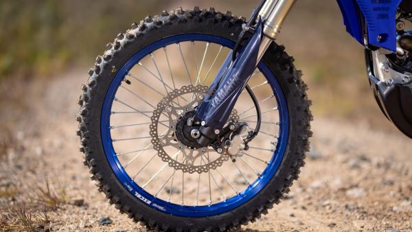 Suspensions dernière génération de la Moto cross Yamaha WR450F 2023 Moto cross Yamaha WR450F 2023 Suspensions derniere generation