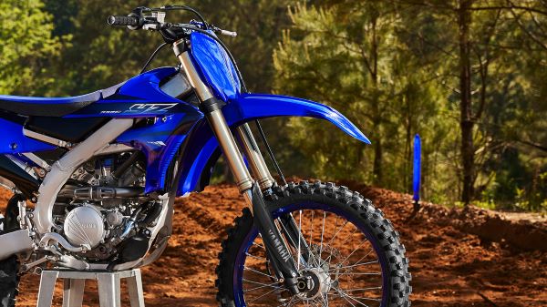 Moto cross Yamaha YZ250F 2023 suspensions reglables