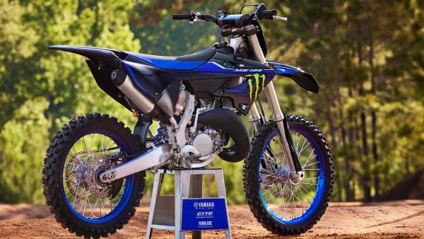 Ergonomie pour la compétition de la moto cross Yamaha YZ125 Monster Energy 2023 Moto cross Yamaha YZ125 Monster Energy 2023 Ergonomie competition