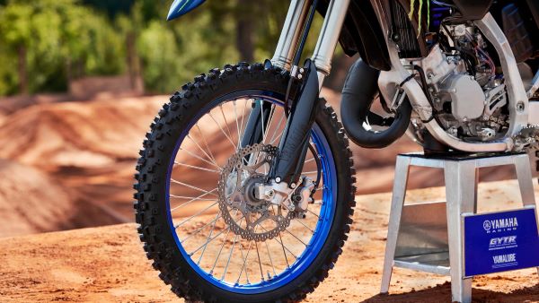 Les meilleures suspensions KYB pour la moto cross Yamaha YZ125 Monster Energy 2023 Moto cross Yamaha YZ125 Monster Energy 2023 Meilleures suspensions KYB