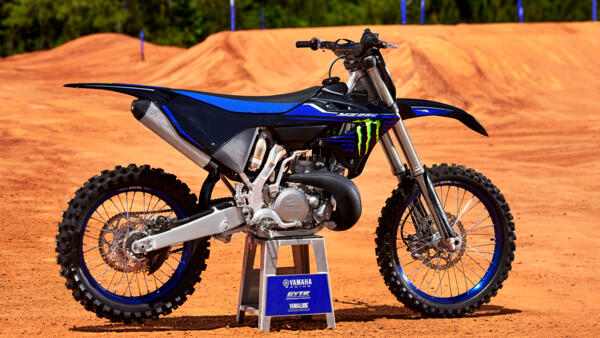Ergonomie pensée pour la compétition de la Yamaha YZ250 Monster Energy 2023 Yamaha YZ250 Monster 2023 châssis