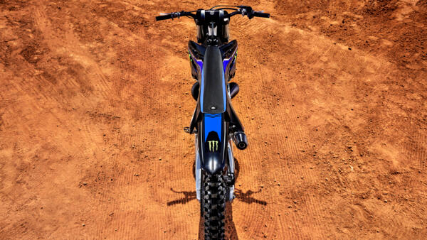 Ergonomie pensée pour la compétition de la Yamaha YZ250 Monster Energy 2023 Yamaha YZ250 Monster 2023 ergonomie