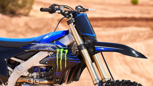Moto cross Yamaha YZ450F Monster Energy 2023 Controle traction