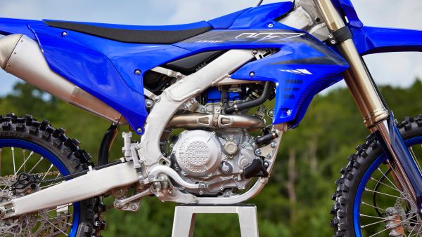 Puissant moteur de la moto cross Yamaha YZ450F 2023 Moto cross Yamaha YZ450F 2023 Moteur puissant