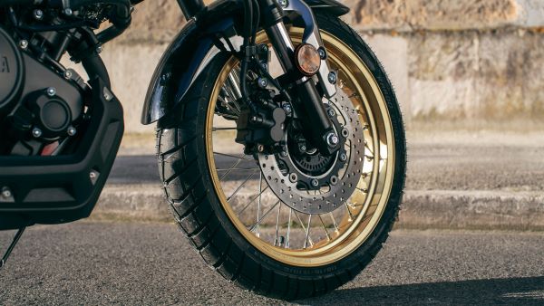 Roues légères et jantes dorées de la Yamaha Custom XSR 125 Legacy 2023 Yamaha Custom XSR 125 Legacy 2023 Roues legeres et jantes dorees