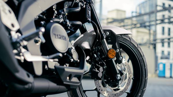 Fourche inversée de la Yamaha Custom XSR 125 2023 Yamaha Custom XSR 125 2023 Fourche inversee 37mm