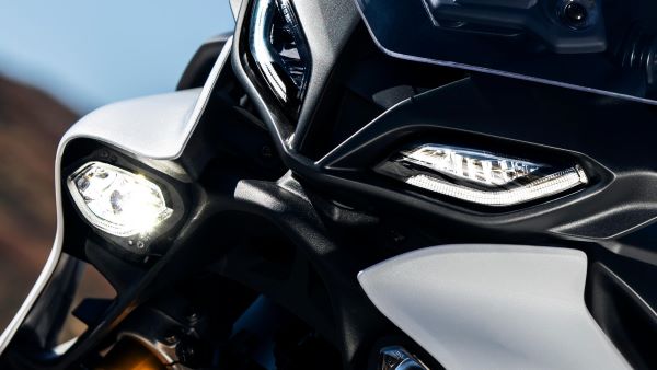 Yamaha TRACER 9 GT 2023 phares et feu à LED