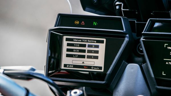 Yamaha TRACER 9 2023 IMU et aides au pilotage