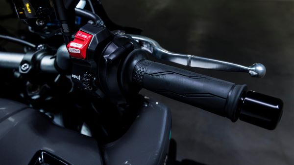La poignée d'accélérateur APSG de la Yamaha MT-10 2024 Yamaha MT-10 2024 poignée