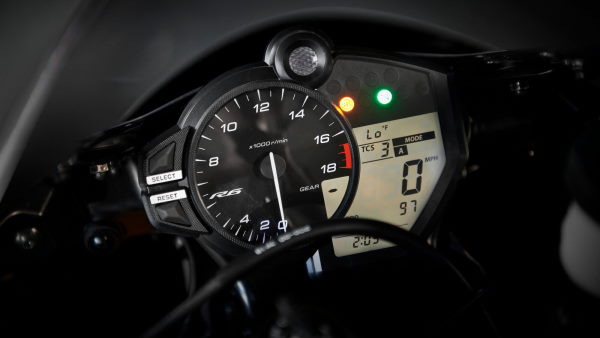 2024 Yamaha-R6 RACE systèmes de contrôle