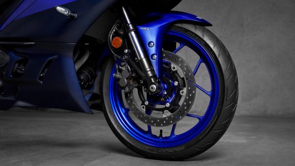 Fourche inversée de la Yamaha R3 2024 Yamaha 2024 R3 fourche