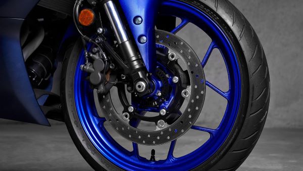 Système de freinage de la Yamaha R3 2024 moto-Yamaha-R3-2024-frein-ABS