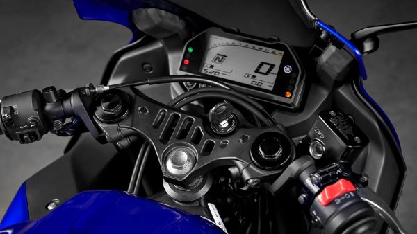 Position basse de la Yamaha R3 2024 Yamaha 2024 R3 position