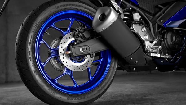 Roues légères et pneus supersport de la Yamaha R3 2024 Yamaha 2024 R3 roues pneus