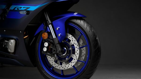 Fourche inversée de la Yamaha R7 2024 Yamaha 2024 R7 fourche