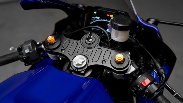 Position de conduite sportive de la Yamaha R7 2024 Yamaha 2024 R7 position de conduite