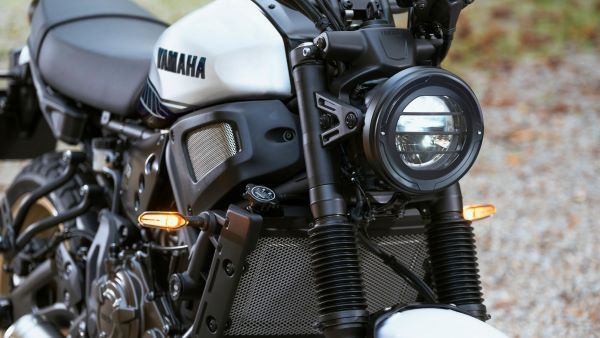 Éclairage high-tech de la Yamaha Custom XSR 700 Legacy 2024 Yamaha Custom XSR 700 Legacy 2024 Eclairage high tech XSR
