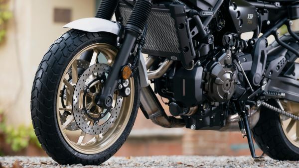 Pneus pirelli pavés de la Yamaha Custom XSR 700 Legacy 2024 Yamaha Custom XSR 700 Legacy 2024 Pneus pirelli paves