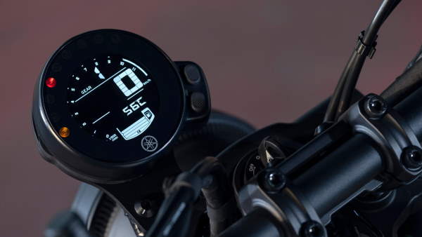 l'expérience de conduite en confiance de la Yamaha XSR 700 compteur Moto Yamaha Custom XSR 700 2024