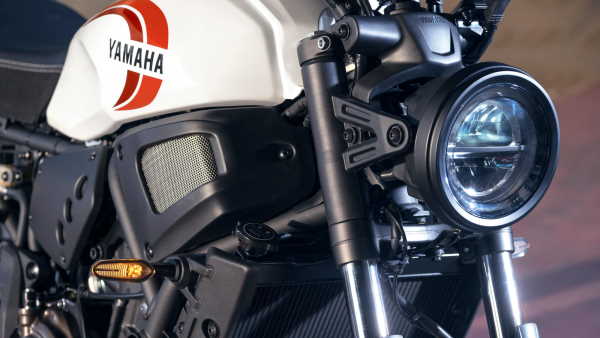 Phare rond à LED de la Yamaha XSR 700 Moto Yamaha Custom XSR 700 2024 eclairage LED