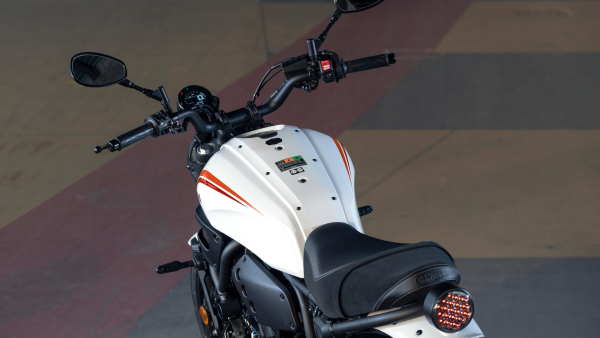 l'expérience de conduite retro de la Yamaha XSR 700 selle et poste de conduite Moto Yamaha Custom XSR 700 2024