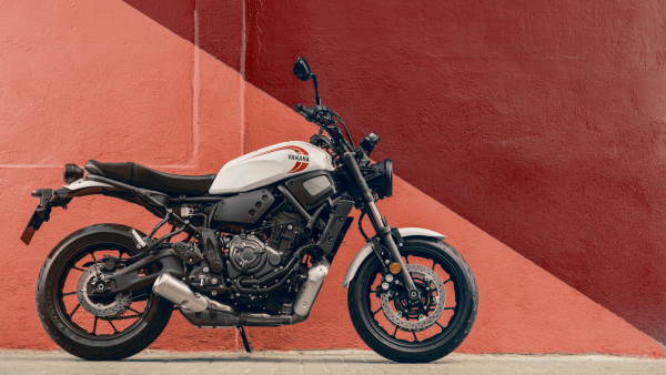 Les couleurs historiques de la RD350LC pour la Yamaha XSR 700 Moto Yamaha Custom XSR 700 2024 aux couleurs retro de la RD350LC
