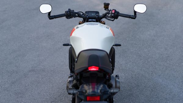 Position de conduite de la Yamaha Custom XSR900 2024 Yamaha Custom XSR900 2024 position