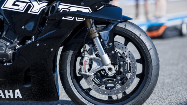 Fourche KYB de la Yamaha R1GYTR 2025 Yamaha R1GYTR 2025 fourche KYB