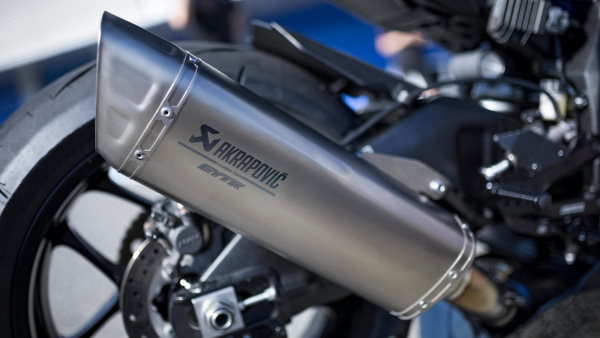 Silencieux et tube intermédiaire de compatition Akrapovic de la Yamaha R1GYTR 2025 Yamaha R1GYTR 2025 Silencieux et tube intermediare de competiton Akrapovic