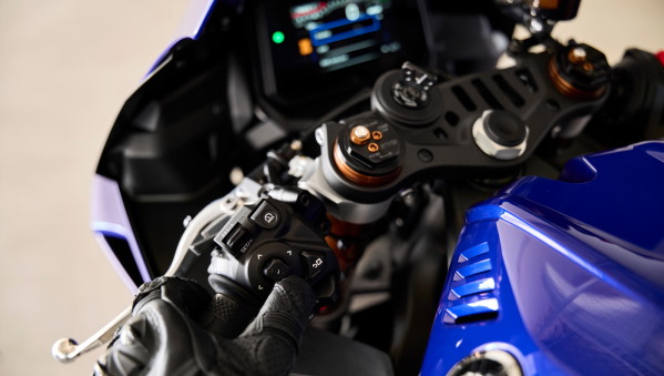 équipement axées sur la compétition de la Yamaha R9 2025 yamaha R9 2025 Equipement axées compétition