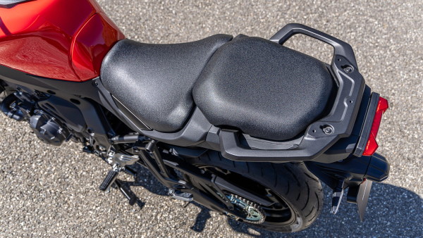 Position optimisée pour le pilote et le passager de la Yamaha TRACER 9 2025 Yamaha Tracer 9 2025 position pilote et passager optimise