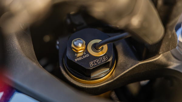 Yamaha TRACER 9 GT+ 2025 suspensions semi-actives