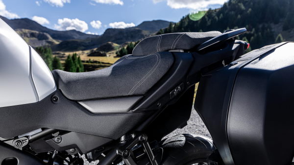 Position pilote et passager optimisé de la Yamaha TRACER 9 GT 2025 Yamaha TRACER 9 GT 2025 position pilote et passager optimise