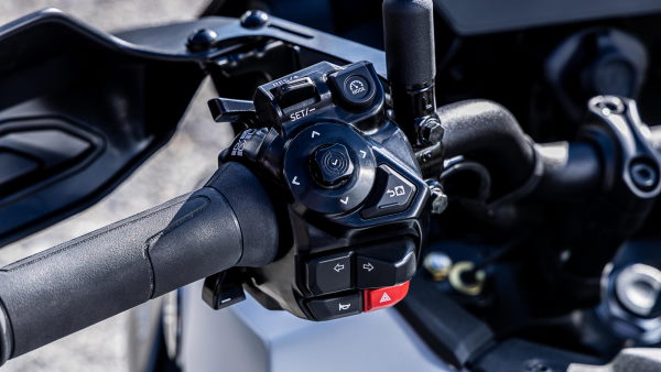 Régulateur et limiteur de vitesse de la Yamaha TRACER 9 GT 2025 Yamaha TRACER 9 GT 2025 regulateur et limiteur de vitesse