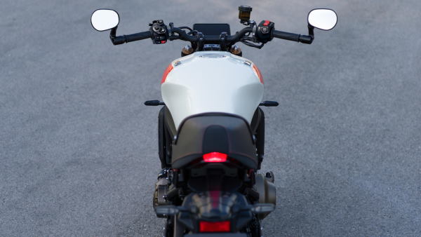 Position de conduite de la Yamaha Custom XSR900 2025 Yamaha Custom XSR900 2025 position de conduite