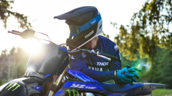 Moto cross Yamaha YZ250F Monster Energy 2025 application power tuner