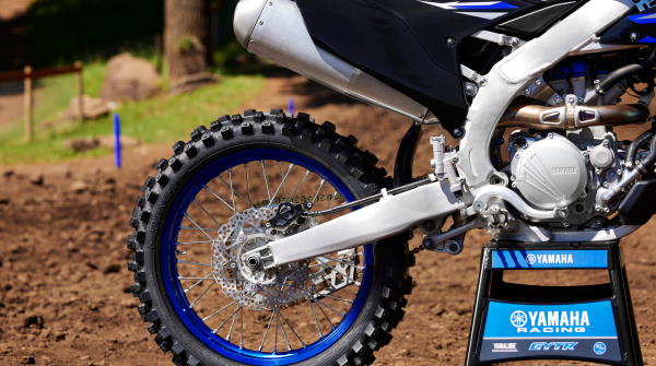 Moto cross Yamaha YZ250F Monster Energy 2025 composants legers