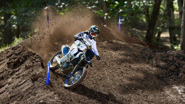 Moto cross Yamaha YZ250F Monster Energy 2025 Position conduite optimise