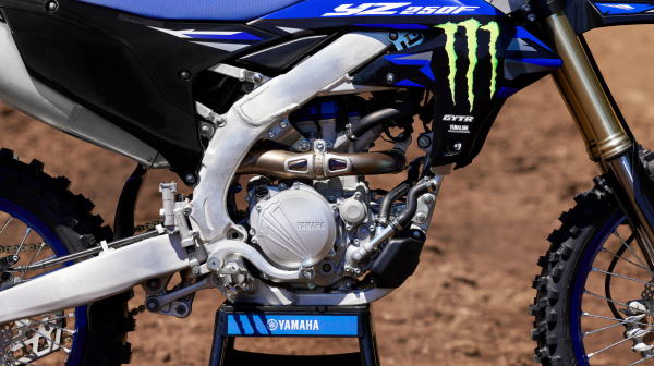 Moto cross Yamaha YZ250F Monster Energy 2025 puissance de pointe reactive