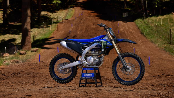 Moto cross Yamaha YZ250F Monster Energy 2025 systeme de controle de traction