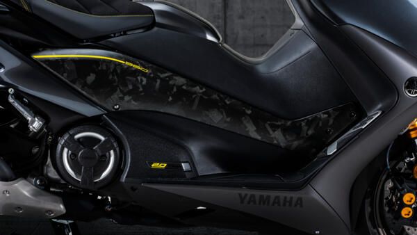 Yamaha TMAX 20th anniversary 2021 pièces carbone