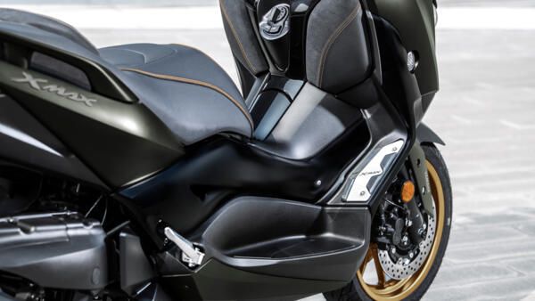 Yamaha XMAX 300 tech max 2021 caractéristiques exclusives