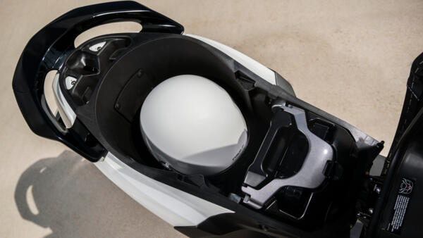 coffe sous la selle du Yamaha neos 2023 Yamaha 2023 neos coffre