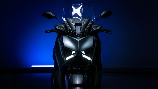 Phare en forme de X du scooter XMAX 300 Tech MAX 2023 Yamaha Yamaha Scooter XMAX 300 tech max 2023 Phare en X