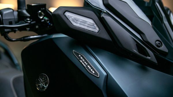 Clignotants avant hauts du scooter XMAX 300 Tech MAX 2023 Yamaha Yamaha Scooter XMAX 300 tech max 2023 Clignotants hauts