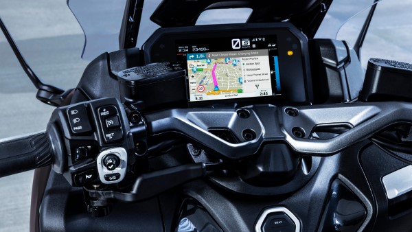 Nouvel écran TFT connecté du scooter Yamaha TMAX Tech Max 2024 Yamaha TMAX tech max 2024 ecran TFT